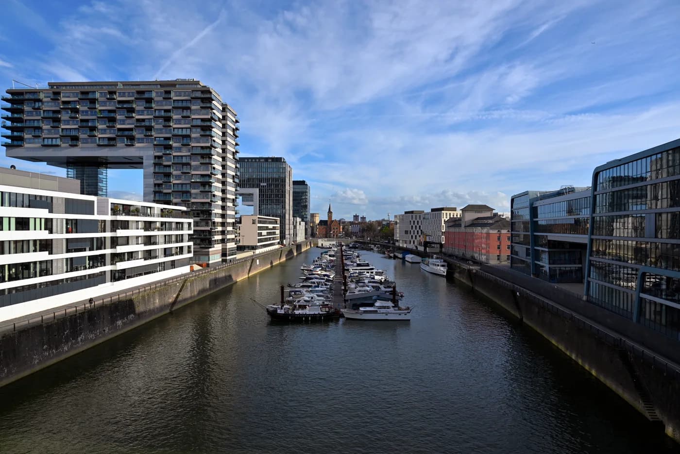 Die Kranhäuser und das Hafenbecken am Kölner Rheinauhafen.